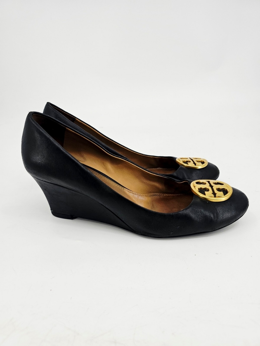 TORY BURCH Chelsea Black Leather shoe Gold Tone Logo Wedges Size 7M